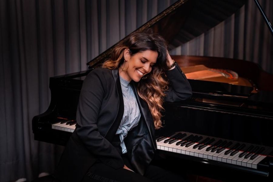 Cantora Inês Fonseca estreia-se em Portugal com concerto na Academia Almadense