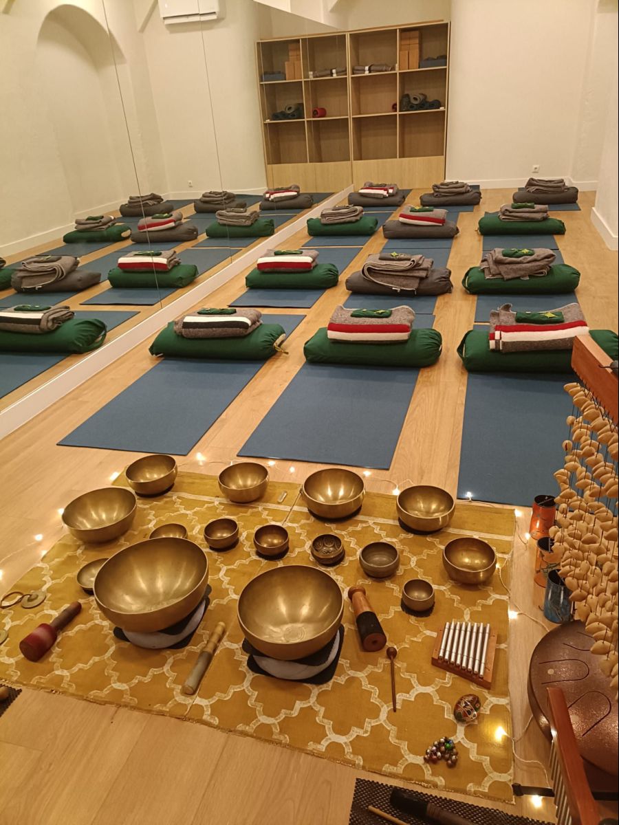 Meditação e banho de som com taças tibetanas e gongos