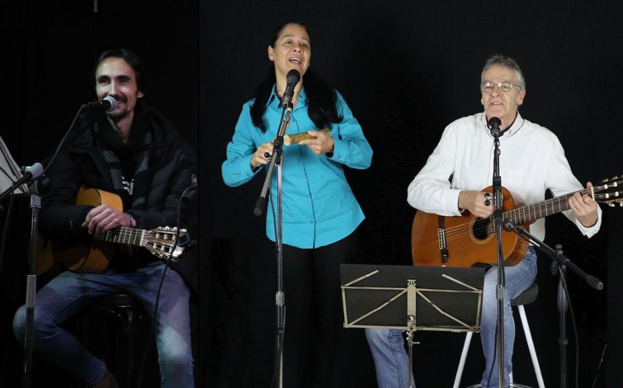 Los cantautores Pablo Vila y Pedro Román Company presentan en Vigo su concierto “Mano a mano”, con la artista Orisel Gaspar como invitada.