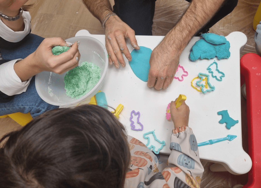 MÃOS NA MASSA, VAMOS FAZER PLASTICINA CASEIRA (+6 meses)