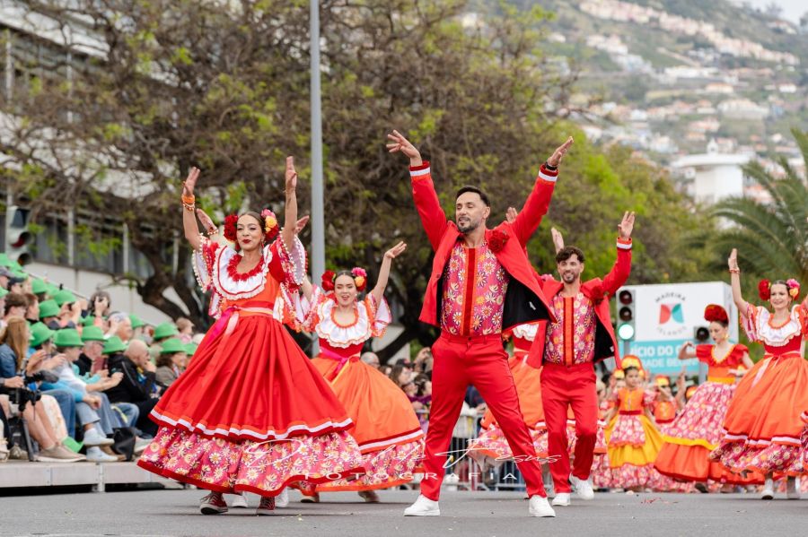 Babujinha Market – Flower Edition celebra a magia da Festa da Flor com exposição de figurinos da Trupe Sorrisos de Fantasia