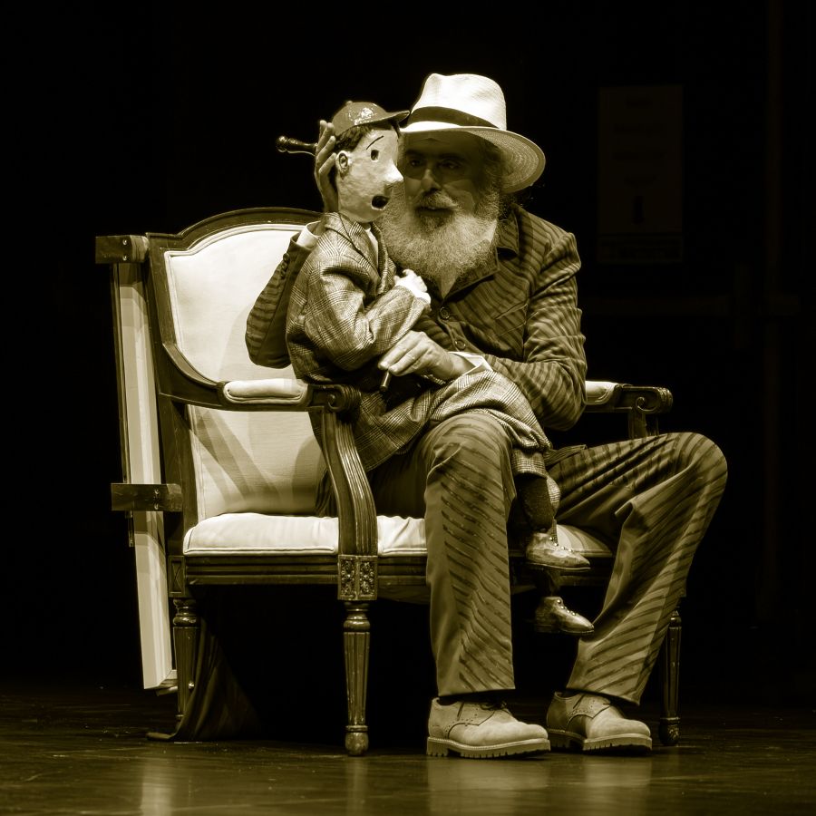 O avô tem uma borracha na cabeça