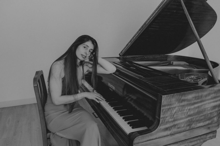 Recital de piano de Teresa da Palma Pereira sobre emoções em Cascais