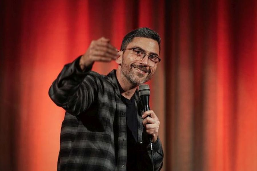 O Ator/Humorista Pedro Luzindro apresenta uma sessão de Stand Up Comedy