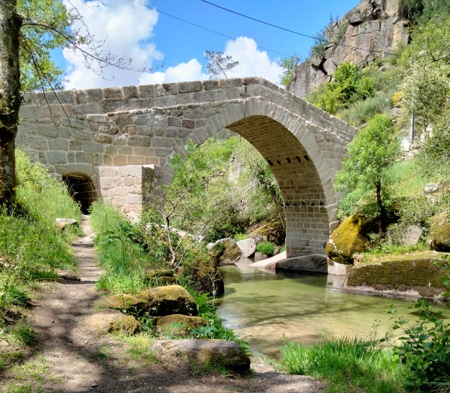 Caminhada pelas margens do Rio Ovelha e Amarante