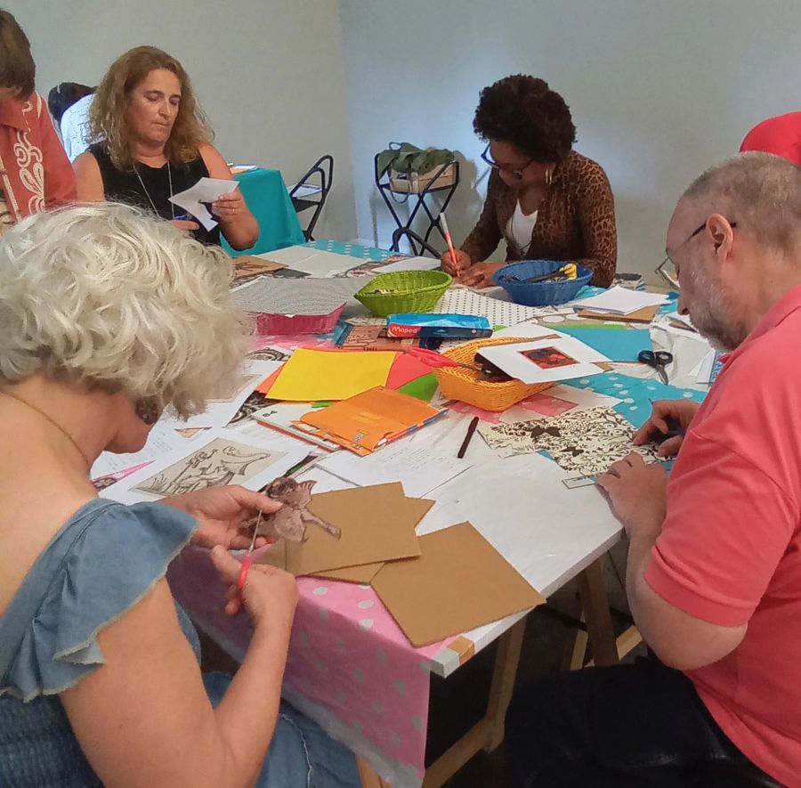 Oficina de produção de livros artesanais na Casa das Histórias Paula Rego