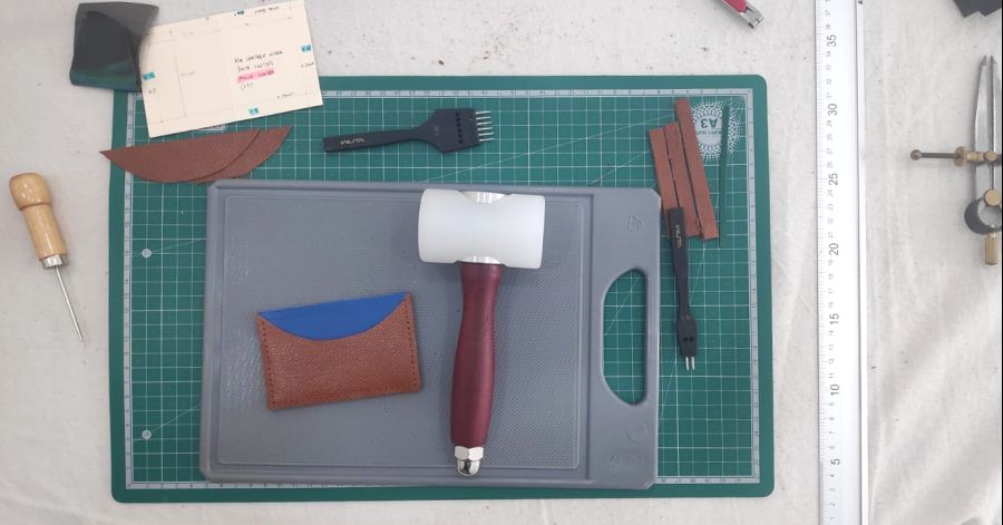 Workshop de Trabalho em Couro para Iniciantes – Criação de Porta Cartões (4 horas ou 1 dia)