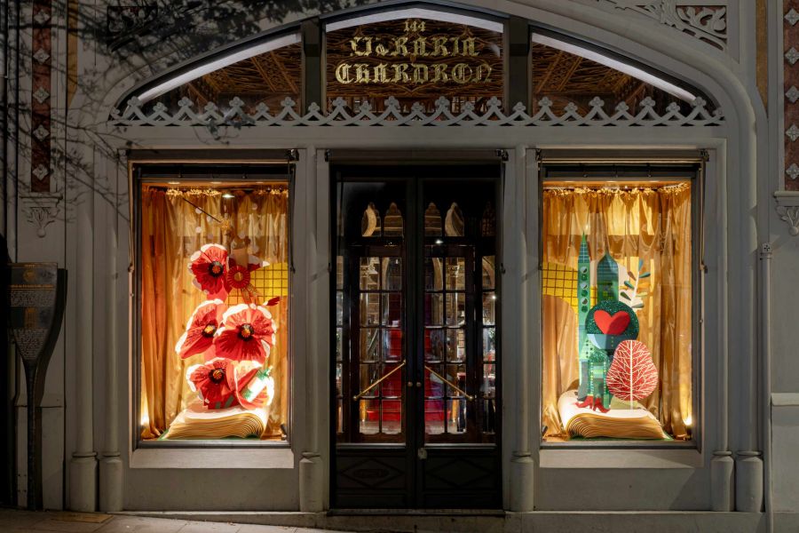 ENCANTO DO CLÁSSICO 'O FEITICEIRO DE OZ' CONTINUA VIVO — E INSPIRA MONTRAS DE NATAL DA LIVRARIA LELLO PARA FAZER DOS LIVROS ANTÍDOTO PARA A SOLIDÃO