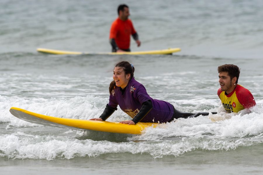 Crianças carenciadas apanham ondas na Praia de Matosinhos e mostram que o Surf é para todos