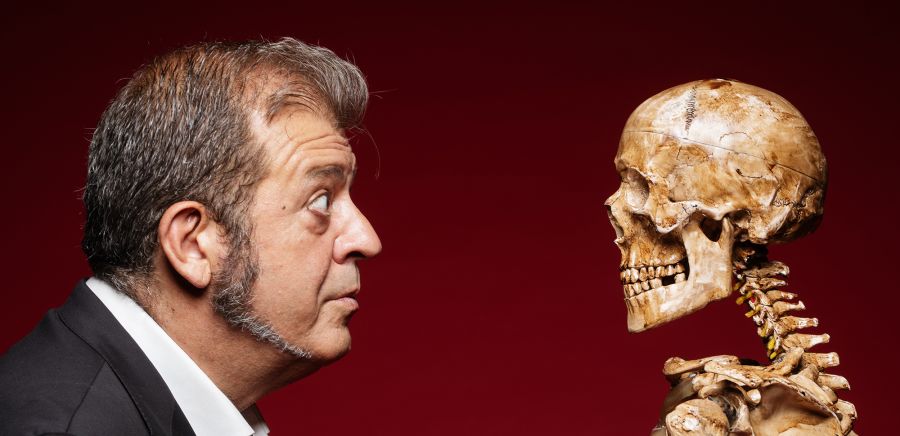 EA, una comedia esperpentica.