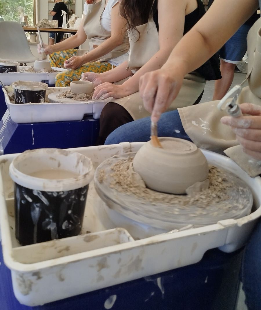 'Entre Mãos e Movimento: Experiência na Roda de Oleiro'