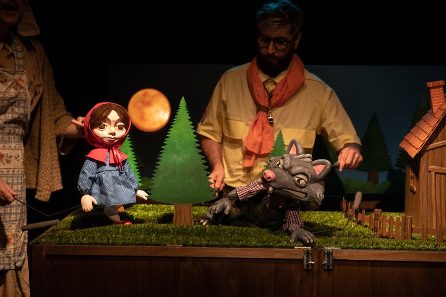 AS AVENTURAS DO LOBO FAMINTO E DA CAP. VERMELHO