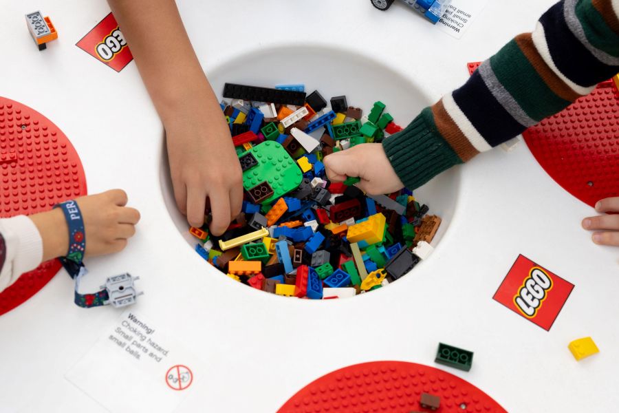 GRUPO LEGO JUNTA-SE À MAGIA DE PERLIM