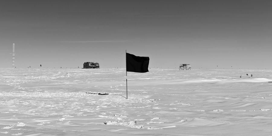Santiago Sierra. 2.068 dientes, The Maelström, Archivo y Bandera negra