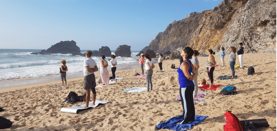 Caminhada e Yoga na Praia da Adraga