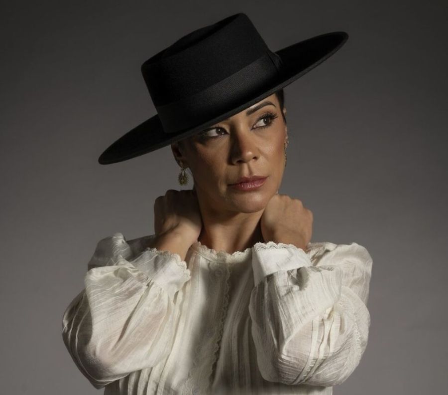 RAQUEL TAVARES apresenta ao vivo 'Deles por mim (e à antiga)'