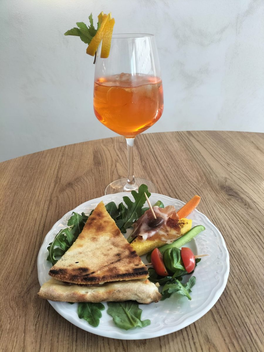 Aperitivo italiano com petiscos regionais ao fim da tarde