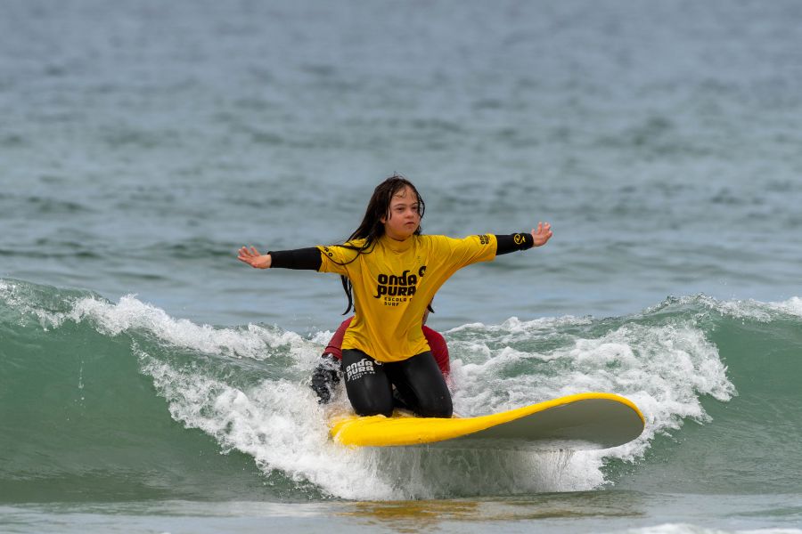Pessoas com necessidades especiais apanham ondas na praia de Matosinhos e mostram que o surf é para todos
