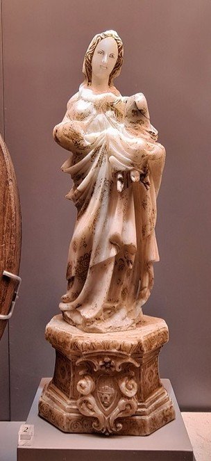 Pieza del mes: 'Escultura de Virgen con manto del siglo XIV'