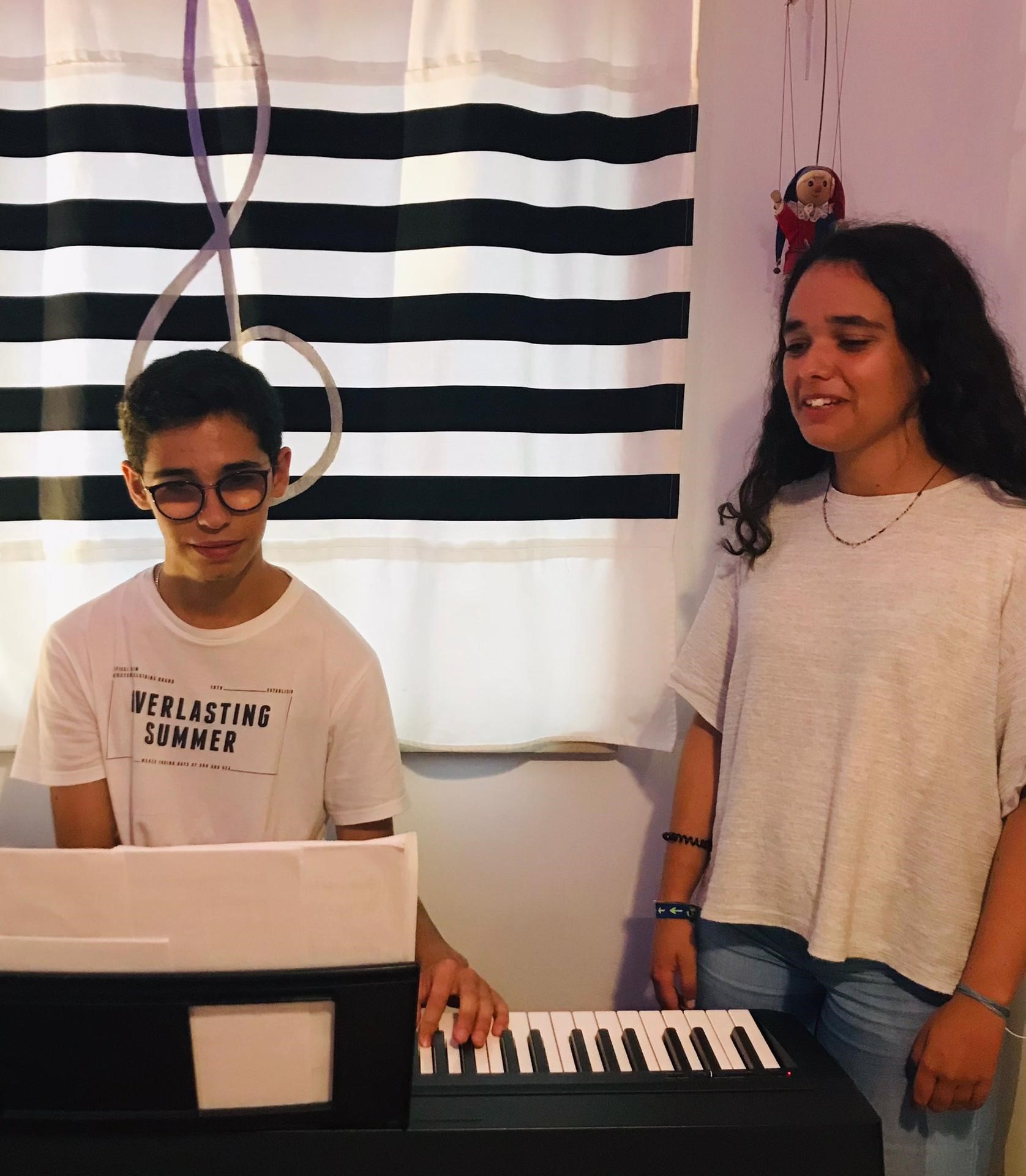 Música ao vivo na voz de Carolina Nobre e Afonso Henriques ao piano