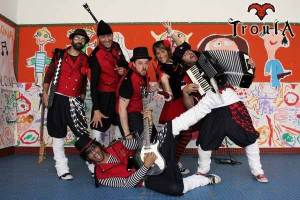 Uxía lambona e a banda molona