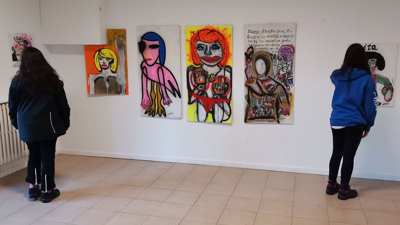 La salud mental, las redes sociales y la incertidumbre laboral, vistos desde la óptica del arte por el artista gallego, residente en Madrid, Likeamarmota. Galería Didáctica Los Maristas.