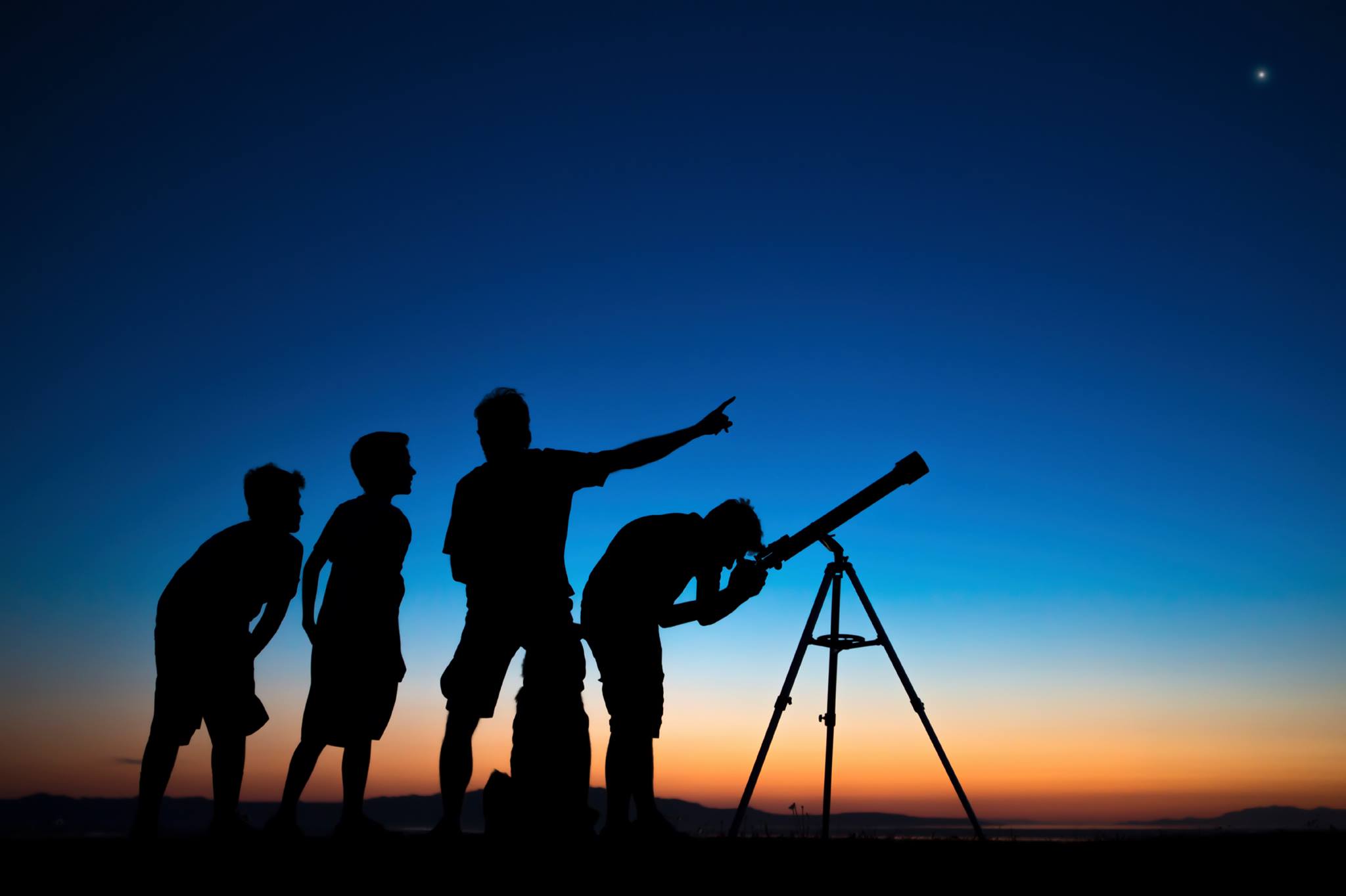  Observación de la Luna, los planetas Venus y Marte, y objetos del cielo de verano