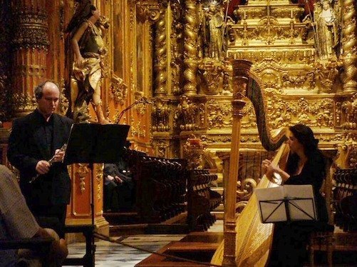Música nas Igrejas - Aurora Gonçalves ( Voz, guitarra e viola) 