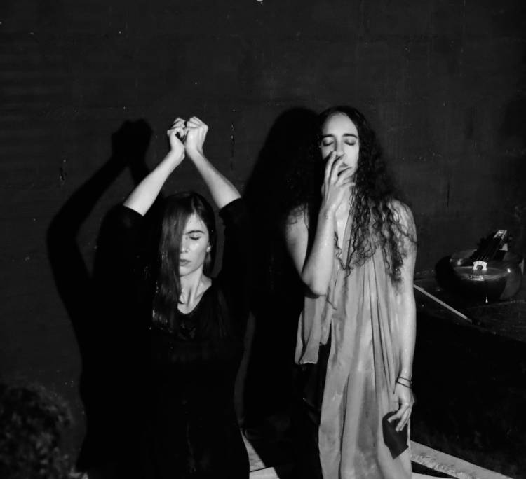 VOLTAS | Ciclo de Performances «SHEKARE AZADI» de Roxanna Albayati e Rebecca Moradalizadeh