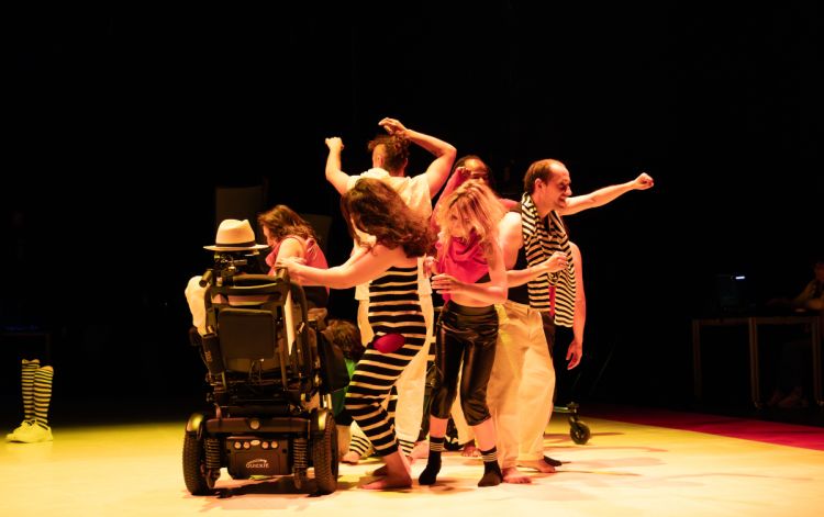 Corpo Título :: Amarelo Silvestre + Companhia Dançando com a Diferença - Junho em Cena