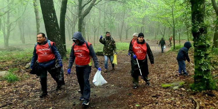 Voluntariado ecológico 'Limpiar paseando'  en el  sendero del río Lagares