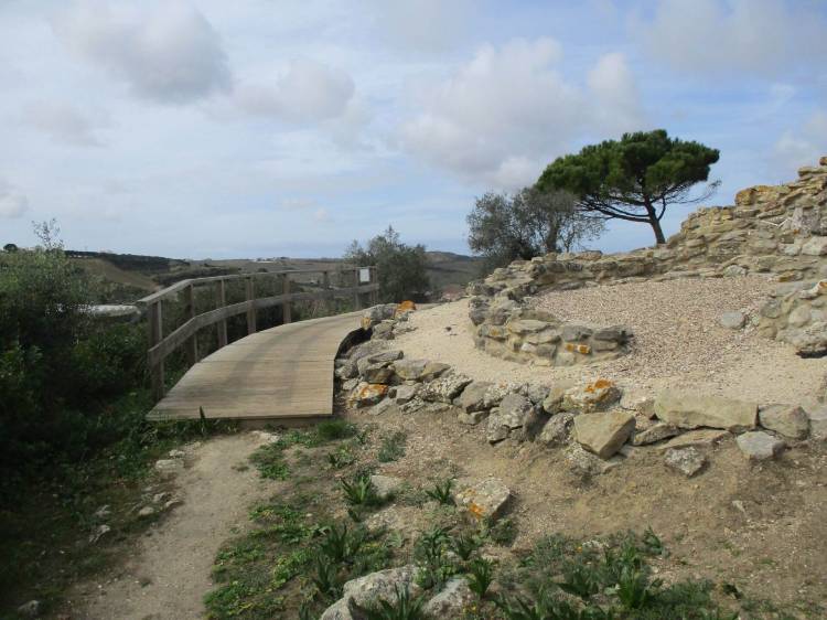 Caminhando da Serra da Vila ao Castro do Zambujal