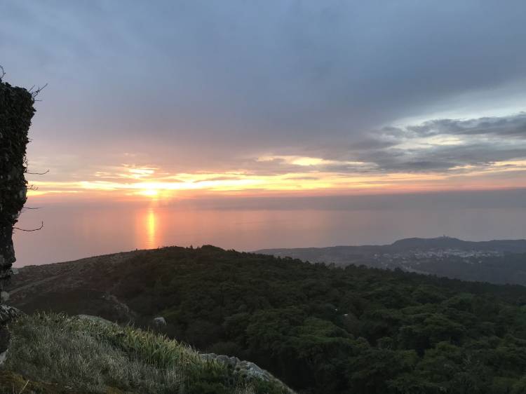 Caminhando ao Pôr-do-Sol em Bosques da Peninha