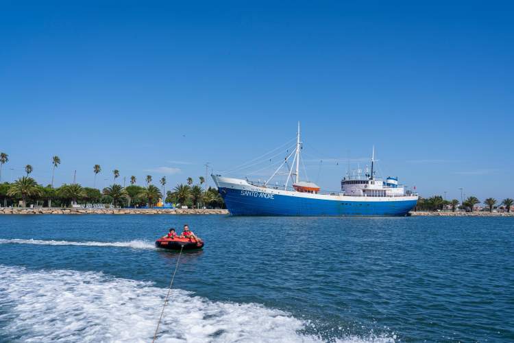 Bóia puxada por barco