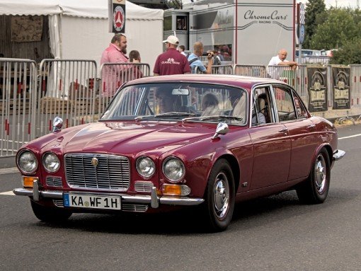 EXPOSIÇÃO DE AUTOMÓVEIS ANTIGOS – JAGUAR XJ