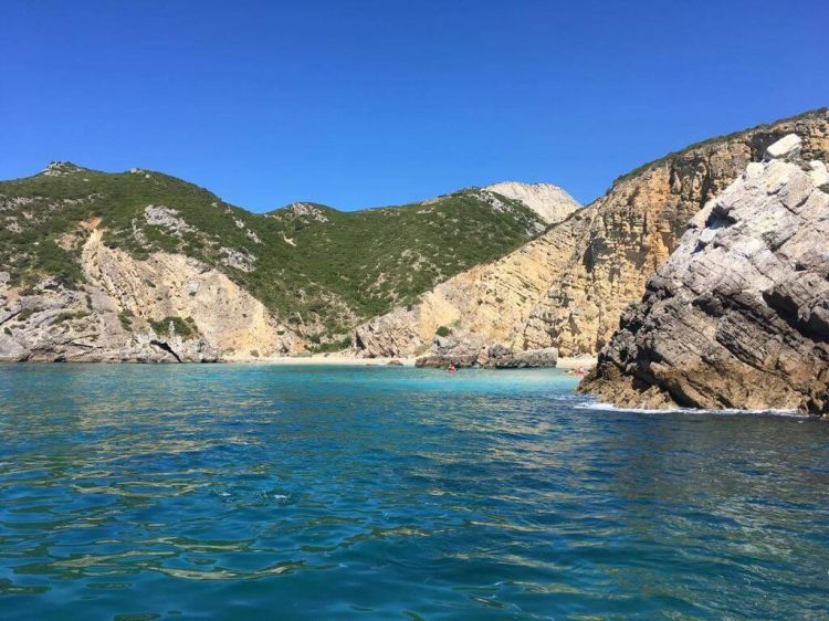 Passeio de Barco por Grutas e Praias Selvagens da Arrábida