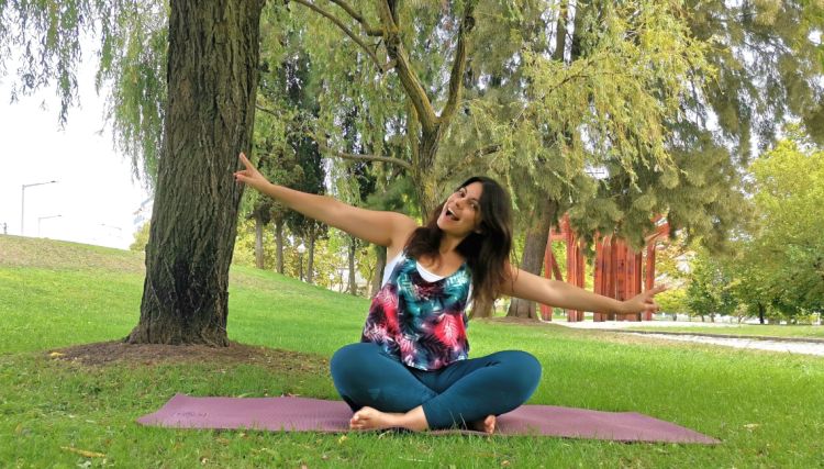 Sessão de Yoga entre livros