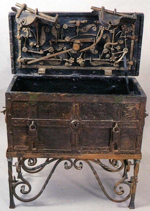 ARCA FUERTE DE HIERRO DEL SIGLO XVII