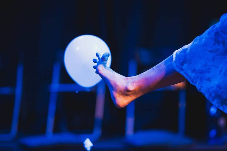 A MENINA QUE NÃO CABIA NUMA CAIXA QUADRADA - Lua Cheia teatro para todos