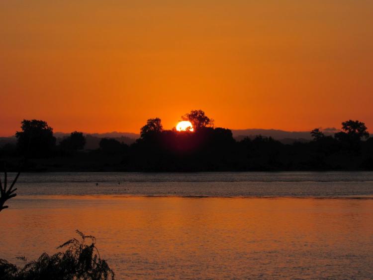 Cruzeiro ao Pôr-do-Sol e Prova de Vinhos