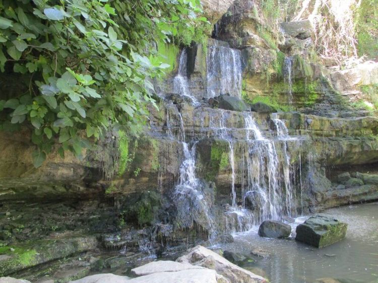 Caminhando na Cascata de Fervença