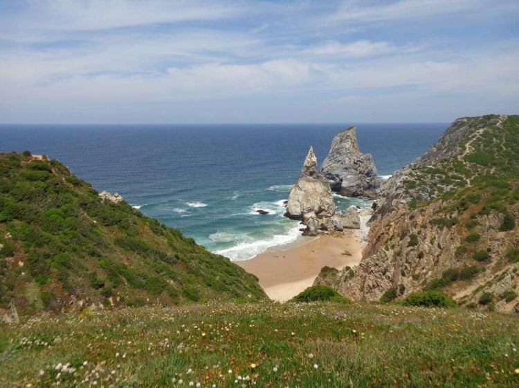 Caminhando na Praia da Ursa