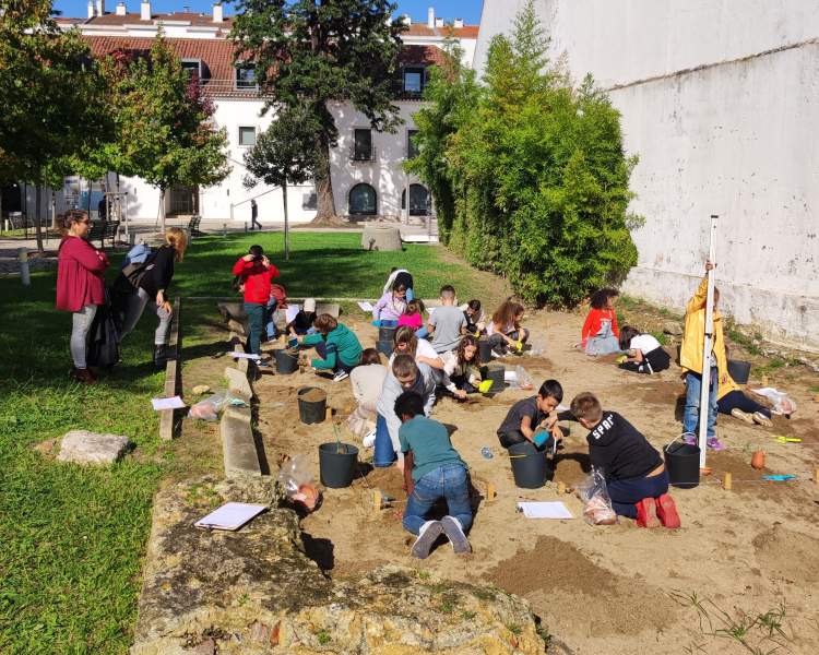 Pequenos arqueólogos em ação