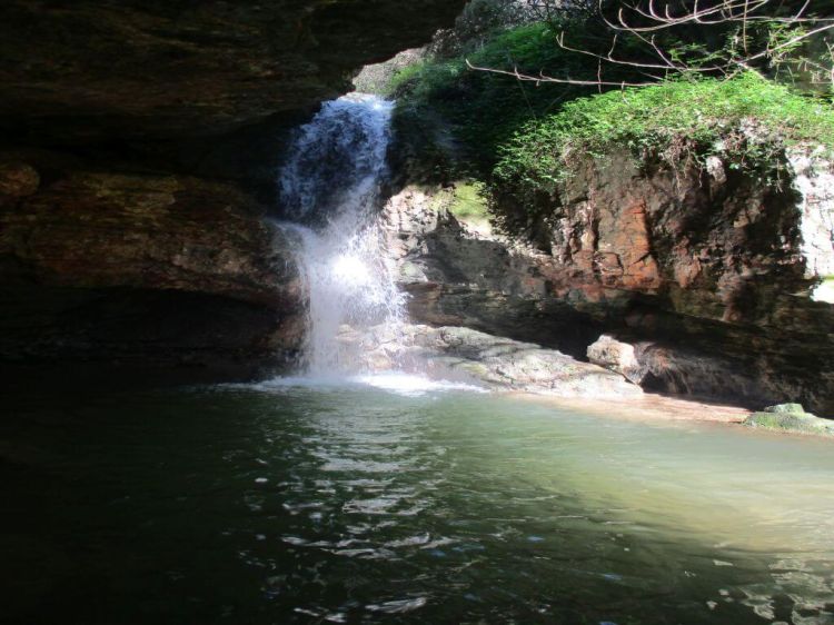 Caminhando das Mil Pedras às Cascatas do Paraíso