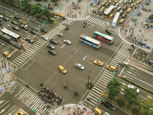 Mobilidade Autónoma Partilhada entre Pares: Arquitetura de Sistema e Avaliação de Impacte para Lisboa