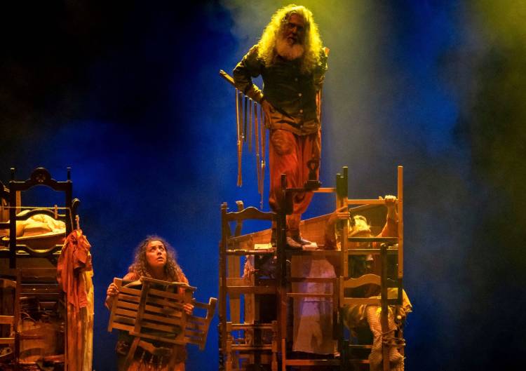 LES UNS SUR LES AUTRES