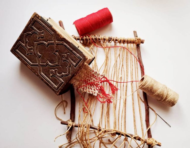 Pequenos Tecidos, Grandes Histórias: Marcadores Artesanais