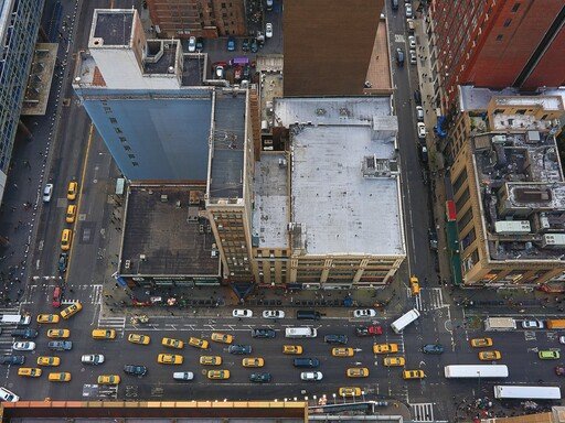 Alocação dinâmica do espaço rodoviário em áreas urbanas e complexas