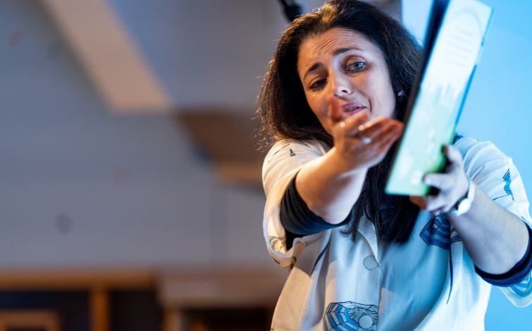 Em abril, livros com cheiro a Liberdade e a cravos