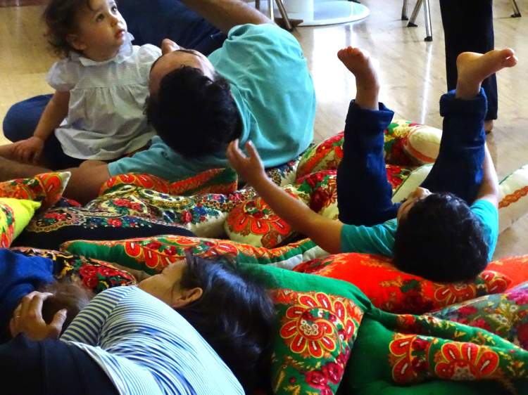 A dançar de lés a lés | crianças 1-5 anos | oficina de movimento e exploração sensorial